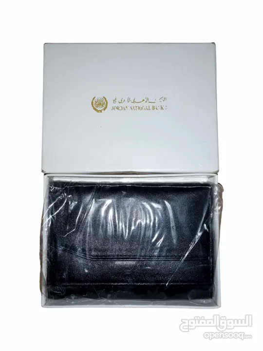 محفظة البنك العربي محفظة البنك الأهلي وشنطة يد رجالي جلد اصلي طبيعي 100 ٪ مستعملات بحالة ممتازة.