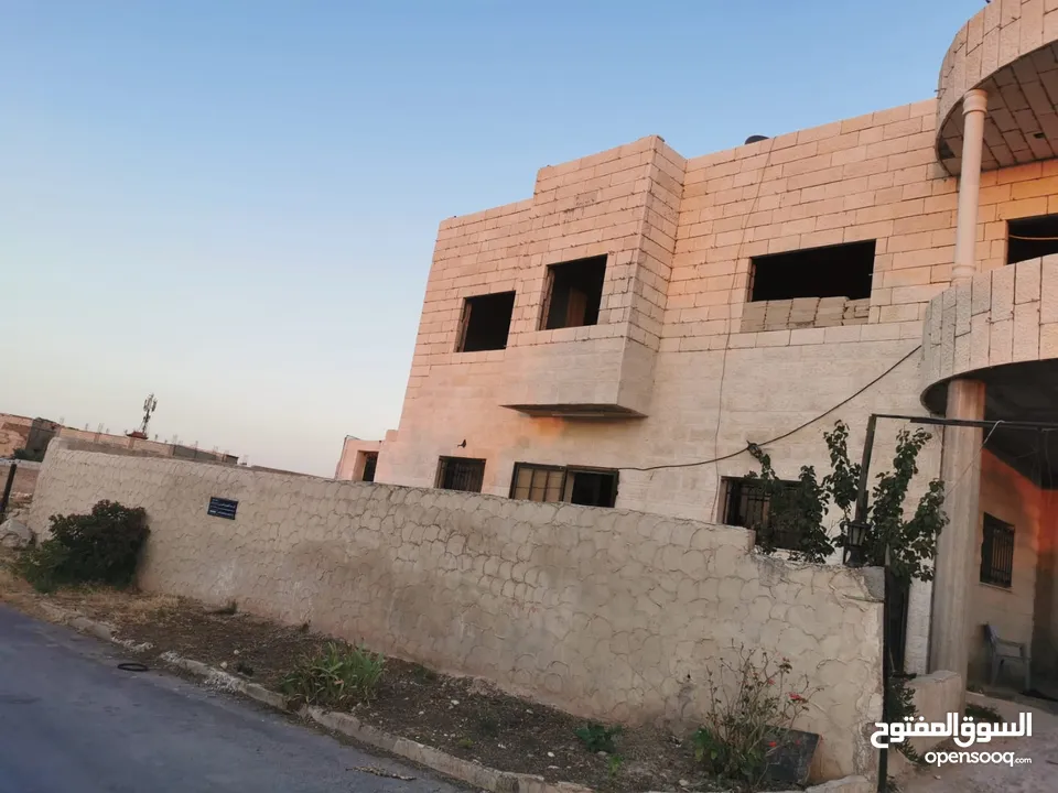 بيت مستقل موقع مميز ومنطقة هادئة   للبيع بسعر مناسب