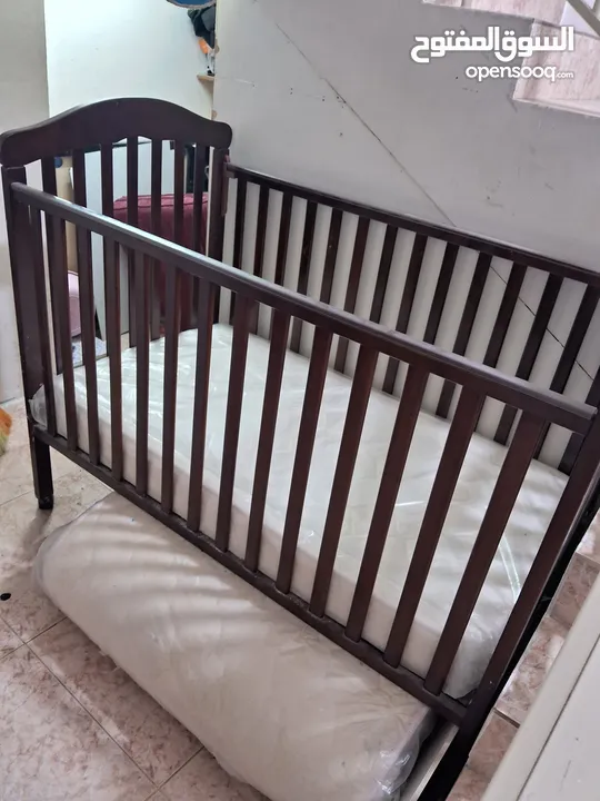 للبيع  سرير  اطفال مع مترس مستعمل قليل  baby bed with mattrres like new up to5 years you can baby us