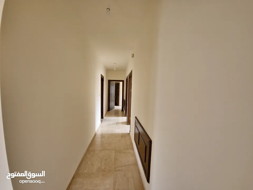 شقه فارغه مميزه للايجار في منطقه ام السماق ط3 مساحة 240 متر