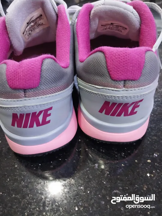 حذاء رياضي نايك NIKE للمشي والجري لمسافات طويله مريح جدا اصلي مقاس 39 استعمال خفيف بحال الوكاله مريح