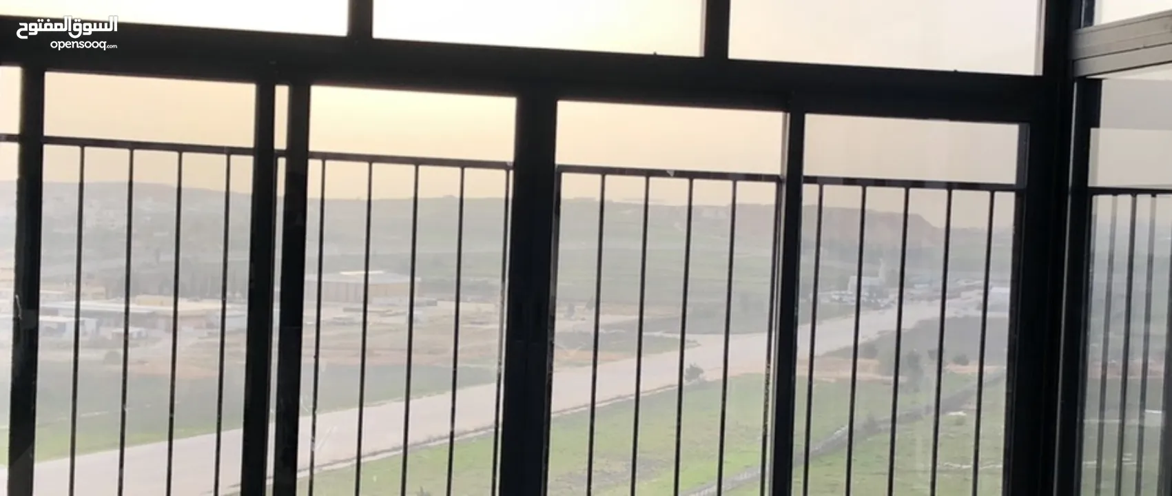 روف للبيع في شارع المطار  وفي امكانية ينقس شقتين  و اطلالة كتير مرتبا