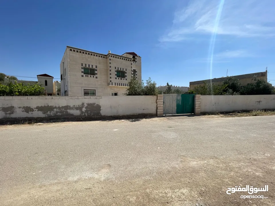 بيت طابقين
