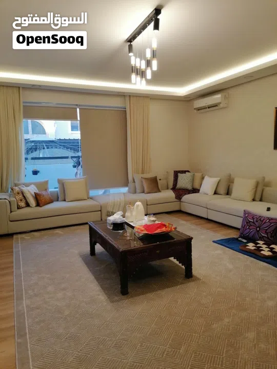 للبيع فيلا فاخرة في مدينة حمد الدوار السابع موقع مميز كما يوجد عدد من البيوت في مدينة حمد