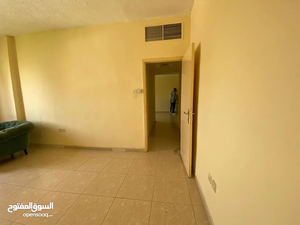 ( محمود سعد ) غرفتين وصالة للايجار السنوي في المجاز 2 + 1 بلكونة اطلالة علي الشارع العام