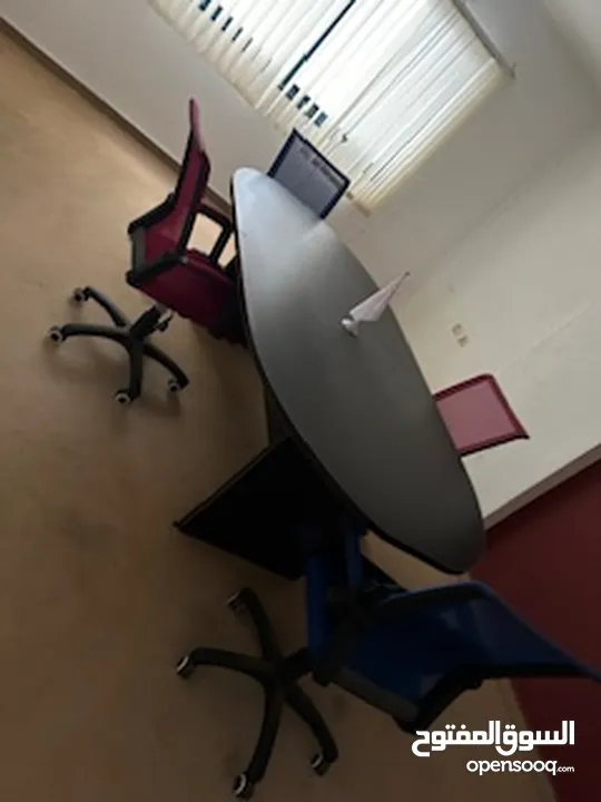 طاولة مكتب بيضاوية + كراسي عجل مميزه + مكاتب مختلفة (استعمال بسيط جدا - شبه جديد) بسبب السفر