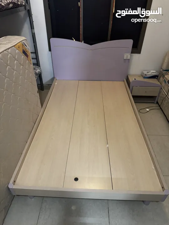 سرير متوسط مع دوشق (Medium bed with mattress)