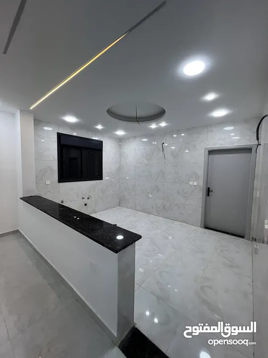 شقة للبيع منطقة الثامنة طابق روف هندسي 154 مع ترسات