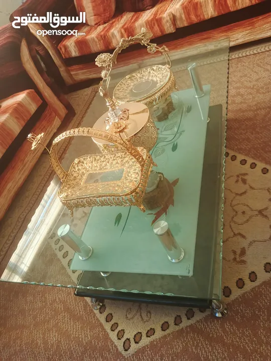 طقم كنب مستعمل مع طاولات زجاج شبح جديد