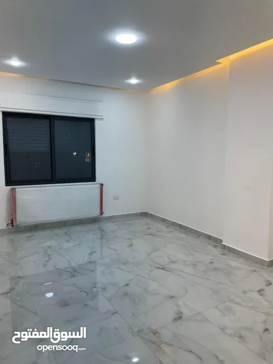 شقة ثالث مع روف مساحة 200م فاخرة و بأعلى المواصفات باجمل مناطق البنيات منطقة فلل قرب الحرية