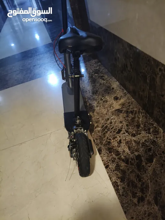 electric scooter with added seat but needs to change the battery,  سكوتر كهربائي مضاف إليه كرسي  ولك