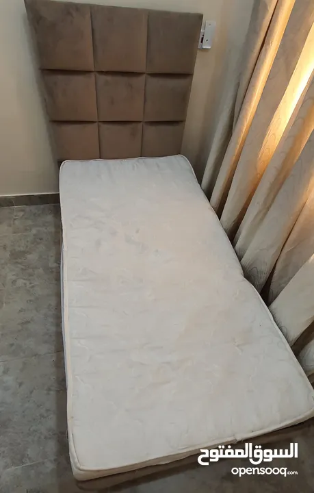 سرير مع مرتبه مستعمل  للبيع لشخص واحد