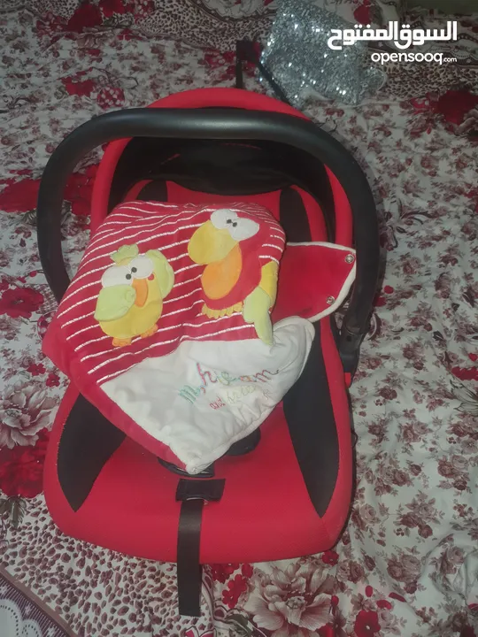 كوت أطفال شبه جديد   معاه كوفليه لون .احمر واسود