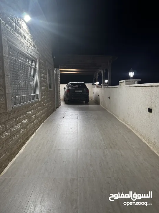 بيت مستقل في يبرود مع قطعة ارض 1410 متر حصص  قطعة رقم 55 حوض 4