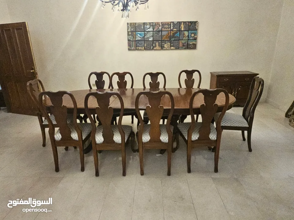 طاولة سفر خشب صولد 10 مقاعد قابلة للتكبير و التصغير بحالة ممتازة للبيع