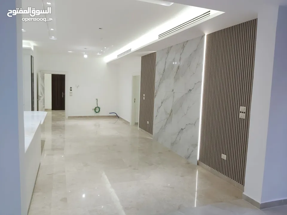 شقة جديدة للبيع اربع غرف نوم مع حديقة في دير غبار