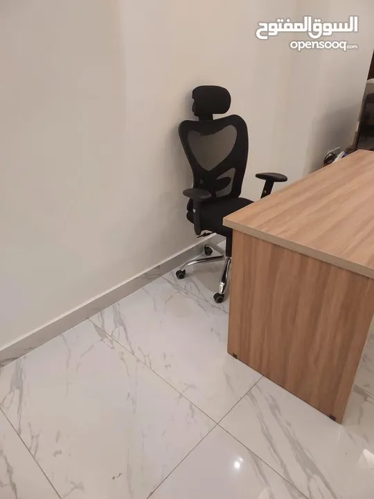 كرسي مكتب مدير مريح بمسند راس و دعم طبي للظهر و مكتب خشبي
