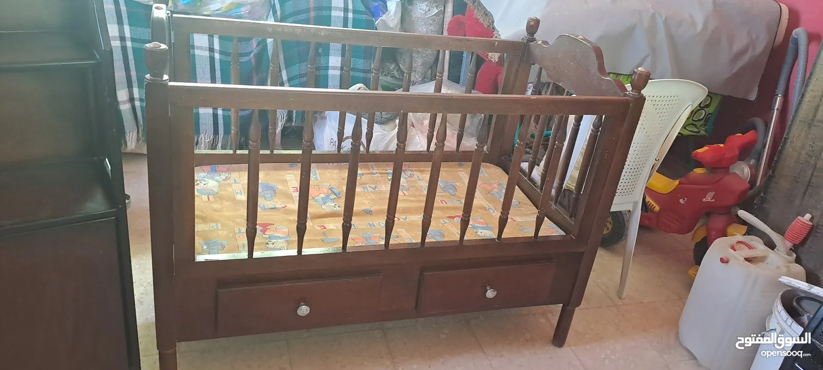 سرير اطفال مع خزانة للبيع