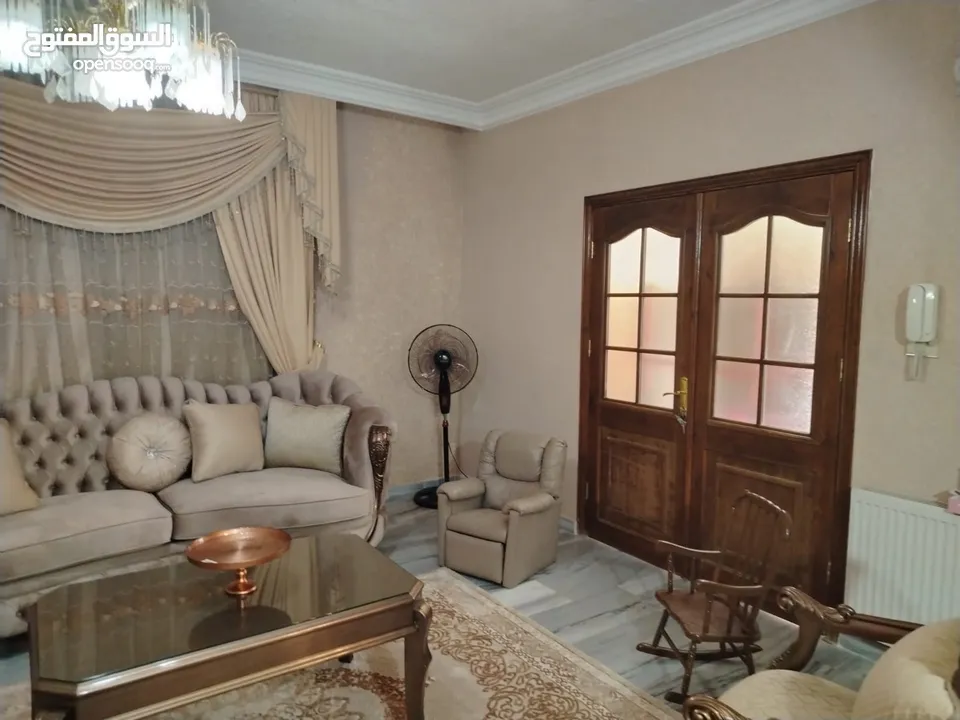 شقة أرضية للبيع في ابو نصير 240م مع مدخل مستقل وكراجين وتشطيبات فاخرة وفرش جديد بسعر مميز و اطلالة