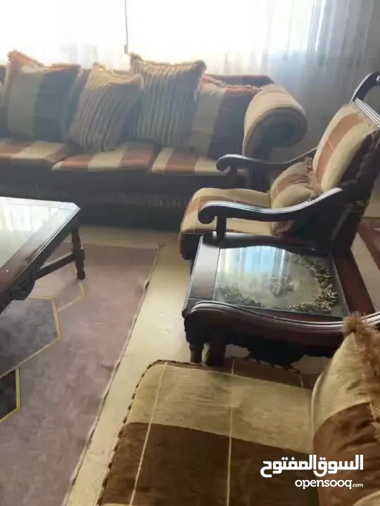 طقم كنب  من اربع كنب مفرد وواحد مجوز وواحد ثلاثي بحالة جيدة