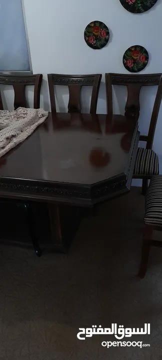 طاولة سفرة 8 مقاعد...حالة ممتازة استعمال خفيف جدا  لونها بني خشب زان اصلي  السعرررر قابل للتفاوض
