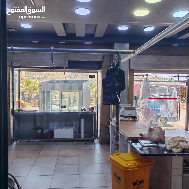 ملحمه مع مطعم في ارقا أماكن سوف منطقه سياحيه بالقرب من مستشفى هيا العسكري المكان مقططض بالمقتربين