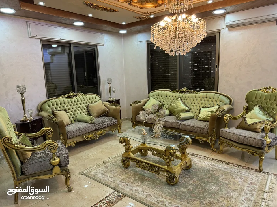 كنب مصري دمياطي مريح جدًا محفر لون اخضر و بيج محفر ذهبي عدد 7مقاعد + طاولة