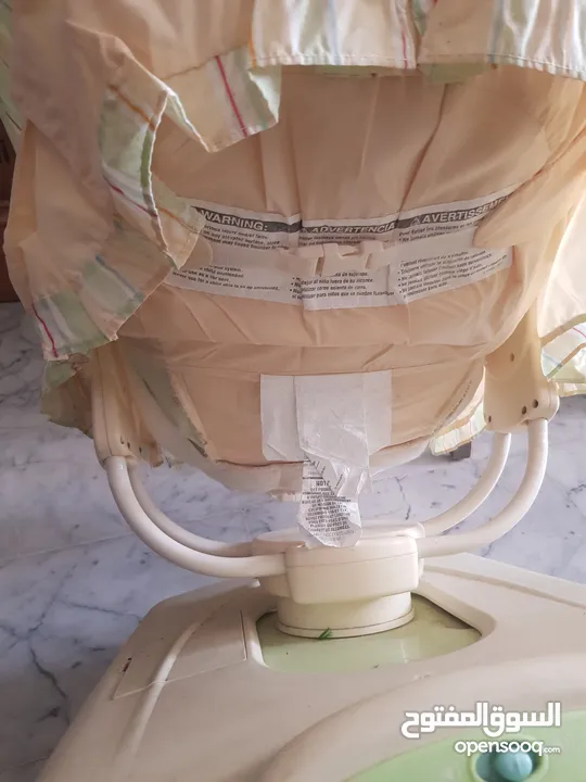 تخت هزاز Fisher price يشتغل على البطاريات بحالة ممتازة وبسعر مغري للجادين