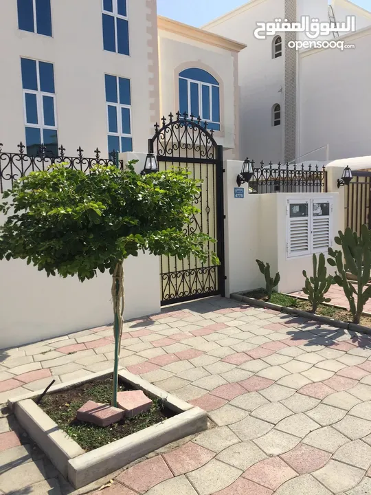 فيلا للبيع في العذيبة قرب سلطان -  villa for sale near sultan centar