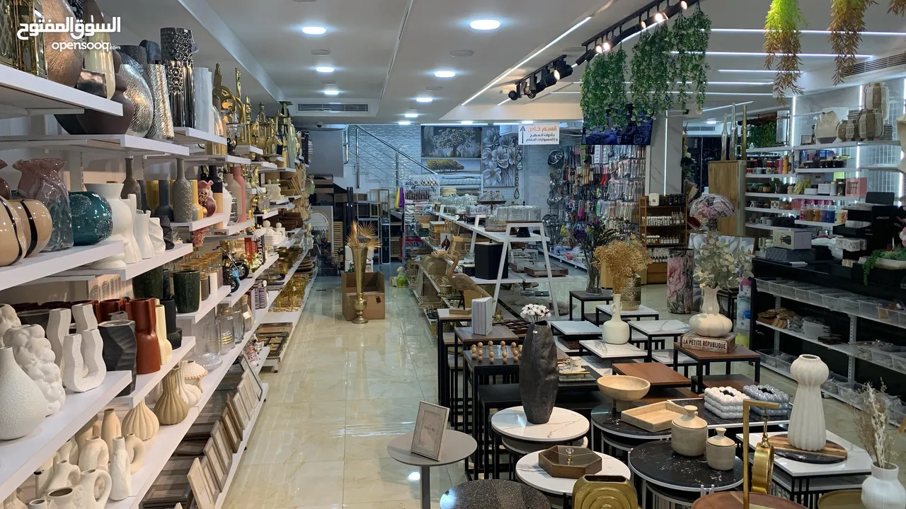 معرض تجاري 3 ابواب عالشارع الرئيسي للبيع بالخلو