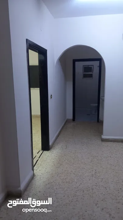 شقه للايجار  طابق ثالث اربع شواحط درج