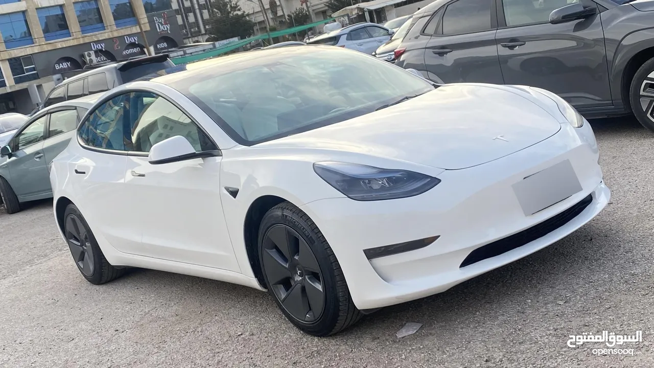 تيسلا موديل 2023 tesla model 3 فحص كامل اتوسكور A 2800 مميزة داخل ابيض