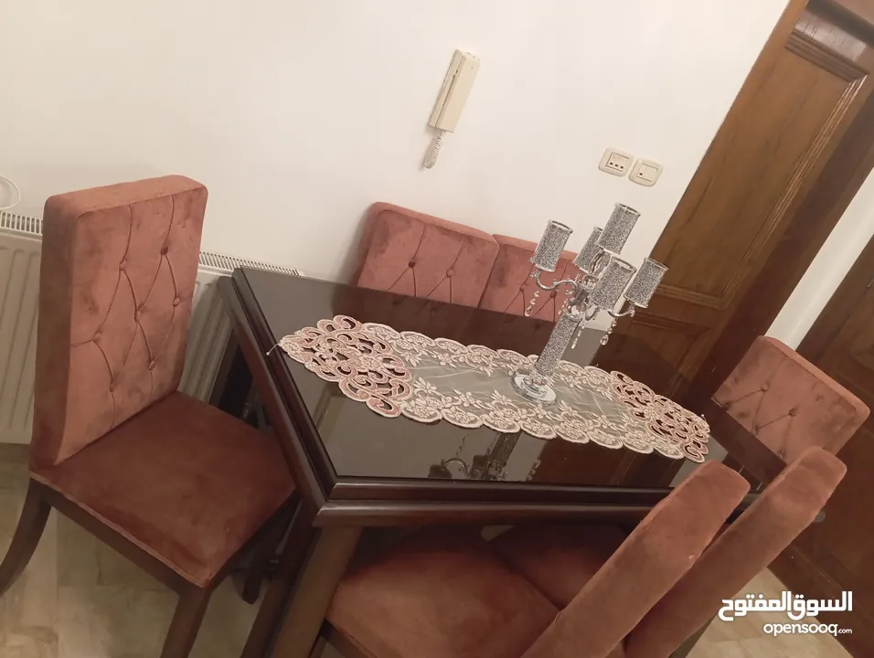 طقم كنب ضيوف فاخر و طاولة سفرة وطاولة وسط