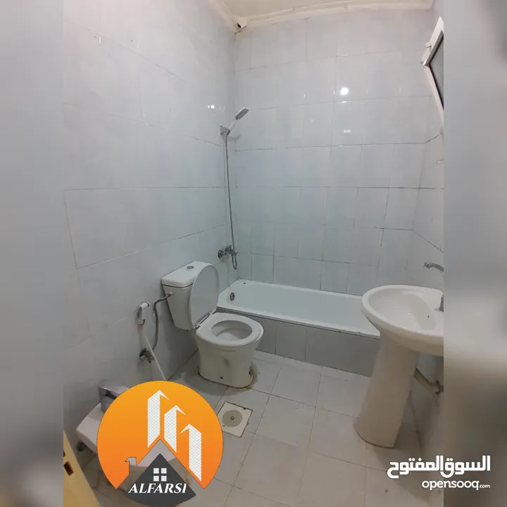 شقة طابق اول مع بلكونة ومصعد للإيجار في افضل وارقى المواقع في ضاحية الاقصى واسعة