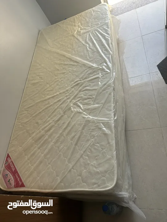 سرير جديد للبيع مع أغراض أخري مستعمله