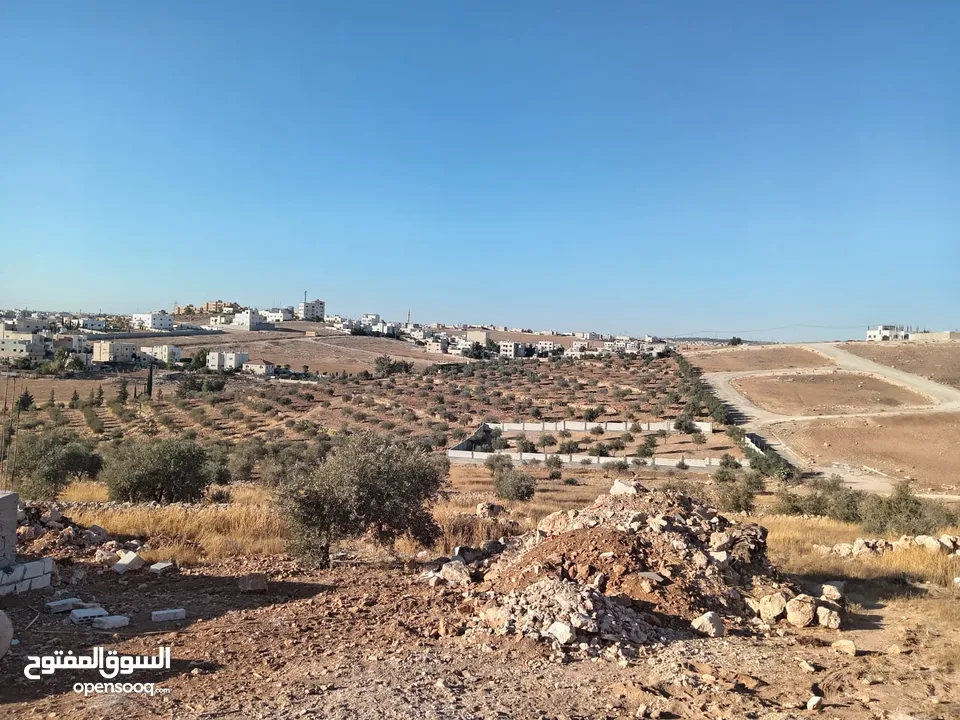 قطعة أرض مع صبة الأساس