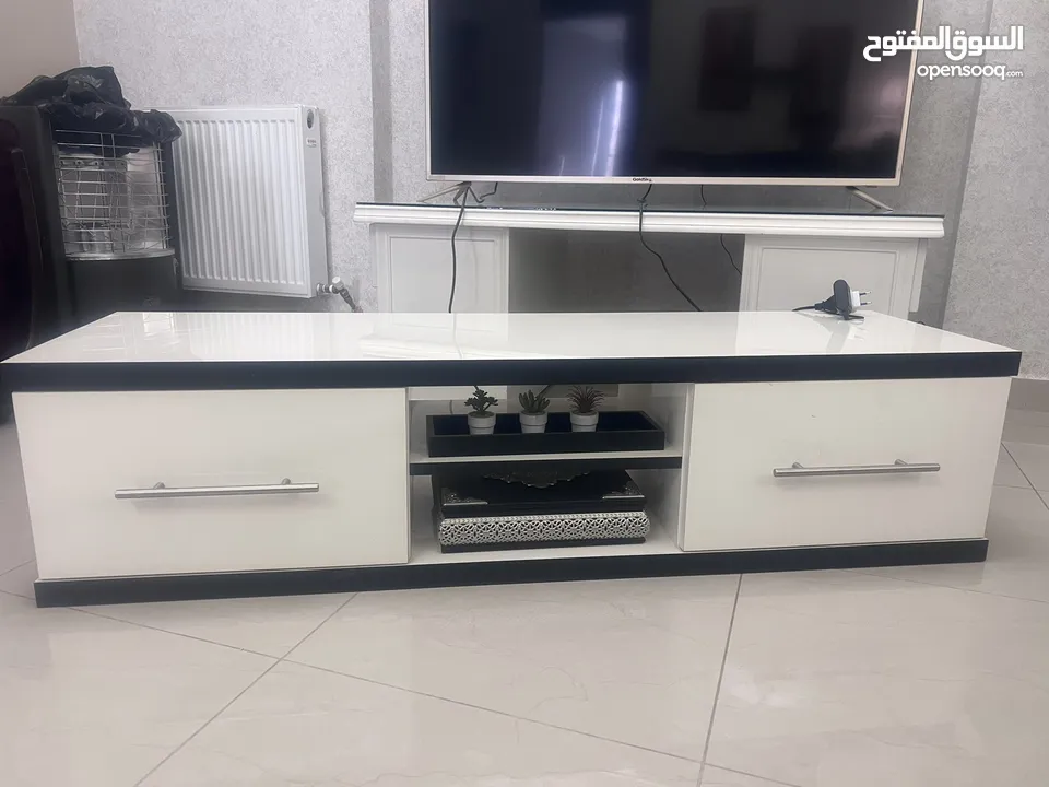 طاوله تلفزيون مع بوكسات ديكور بحاله ممتازه للبيع