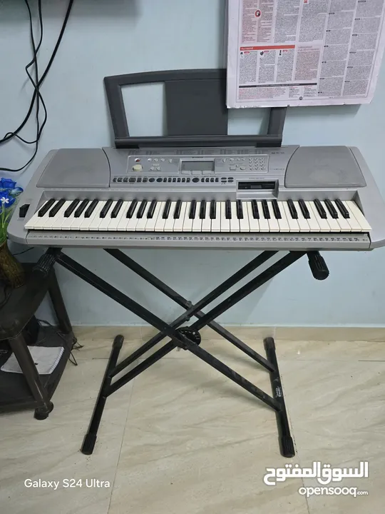 yamaha keyboard working very good condition book holder included