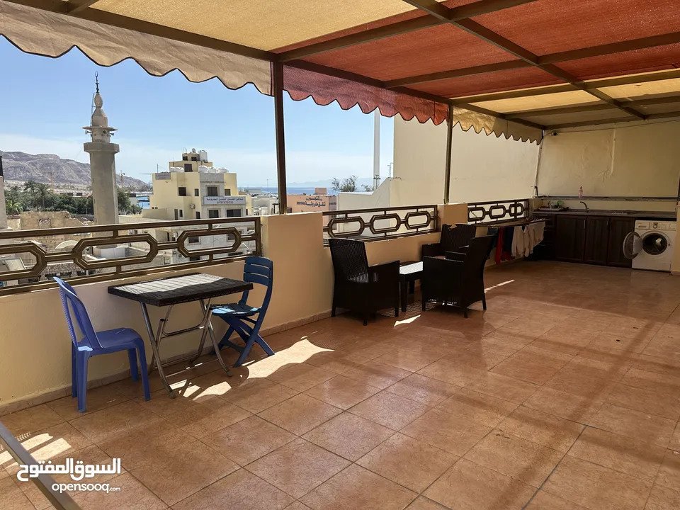 غرف وشقق فندقية نظيفة على البحر وبجانب السوق، موقع ممتاز، مطاعم، موقف عام، بلكونات، انترنت، مكيفات.