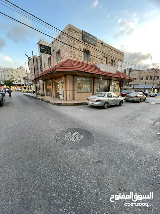 محل مكون من 3 حواصل في  اربد شارع الحصن