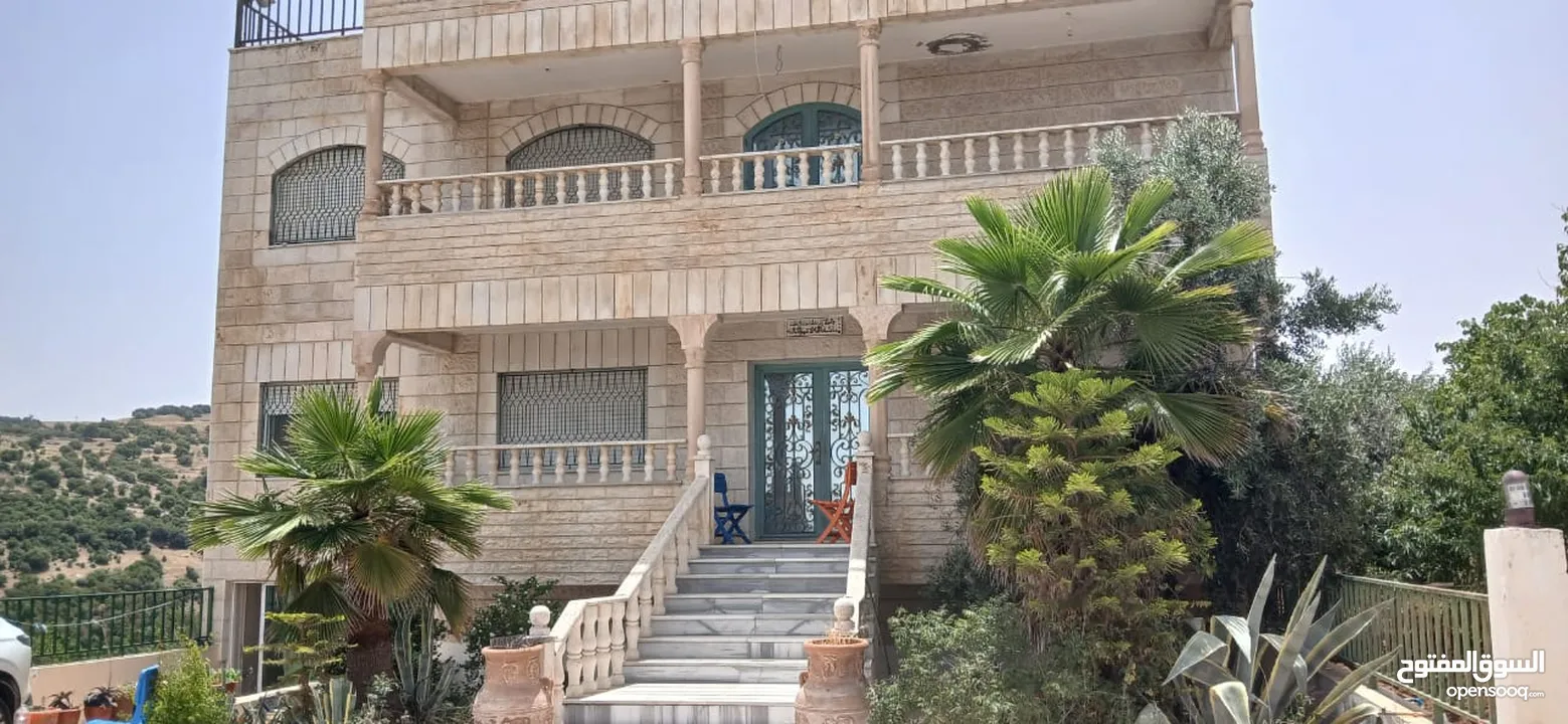 ارض زراعية خصبه مع فيلة ثلاث طوابق مع توابعها