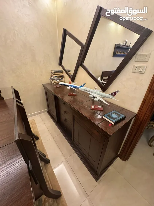 طاولة سفرة مع 6 كراسي ودرسوار