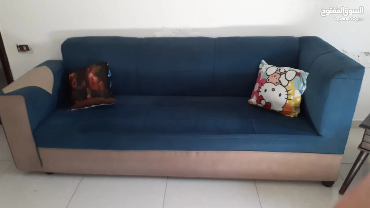 غرفة ضيوف مع 3 طاولات طقم كامل