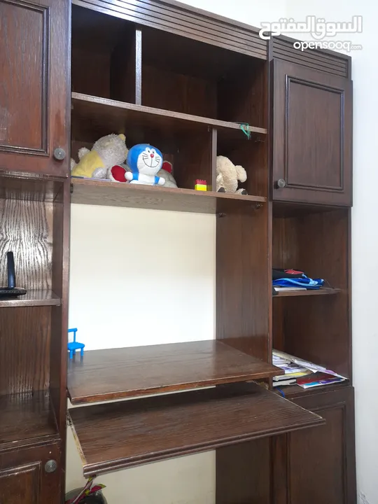 مكتبة  بحالة جيدة جدا للبيع