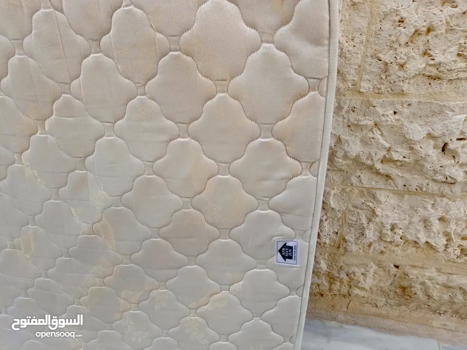 يوجد لدي فرشه سوست نوعيه اصليه بحاله مفرد ونص وكاله في منطقه الياسمين قريبه من حي نزال