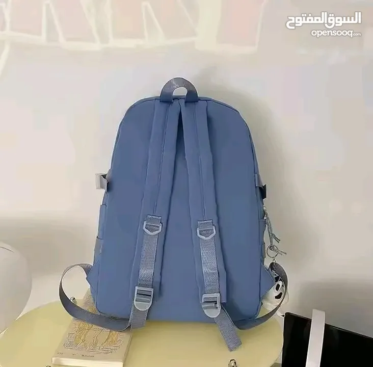 حقائب مدرسية ومتوفرة بجميع الألوان