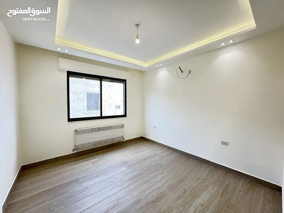 شقة بتشطيبات مميزه طابق ارضي مساحة 240م باجمل منطاق خلدا (مشروع 107)