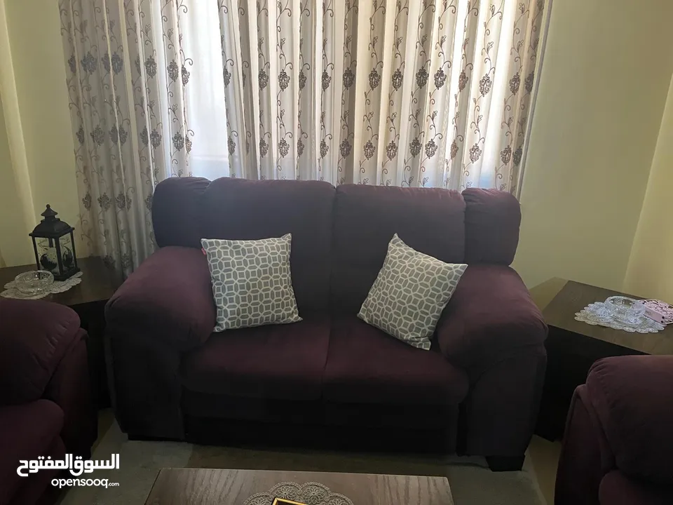 طقم كنب صالون مستعمل بحال الجديد لون بنفسجي  مقاعد 7 مع وجود طاولة وسط و طربزات خشب