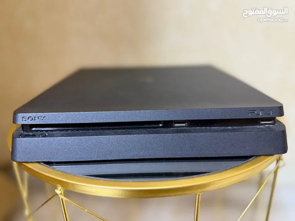 Ps4 slim 500gb نظيف جدا بحالة الوكالة مع  قرصين العاب استعمال بسيط gta5 و black ops4
