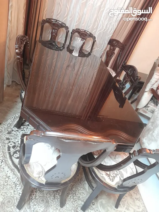 طاولة سفرة مع 8 كراسي بحالة جيدة